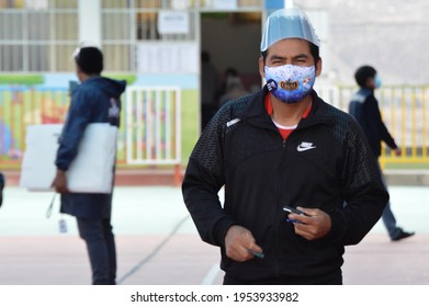 Arequipa, April 11, 2021: Citizens Approach The Voting Centers In The Peruvian Electoral Elections, In Some Places Long Lines Formed