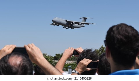 Córdoba, Argentina; Jan 2018: Spectators Photograph A USAF C-5 Galaxy Transport Plane