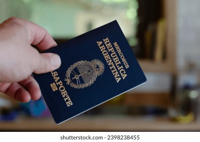 Pasaporte argentino en mano de una persona para ir de viaje con antecedentes borrosos
