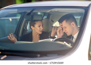 引数。 女性の身振りで議論をし、車の中に座って物思いにふける男性の話を聞き、真剣な仕事をする