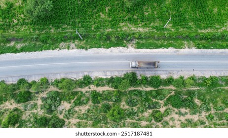 Vista de Ariel Road en Tharparkar, Pakistán. Paisaje del lado del pueblo
