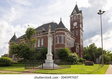Arkadelphia, Arkansa, USA - Junio 28, 2021: The Historic Clark County Courthouse with the Confederate monument in the foreground.