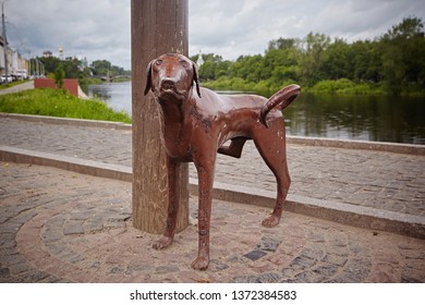 Arkhangelsk Region, Russia - August 2017:  Monument Pissing Dog At A Lamppost