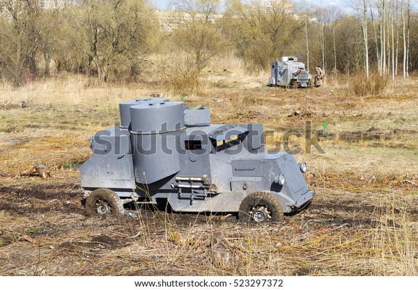 Armoured car stuck\
in the mud and could not\
go.