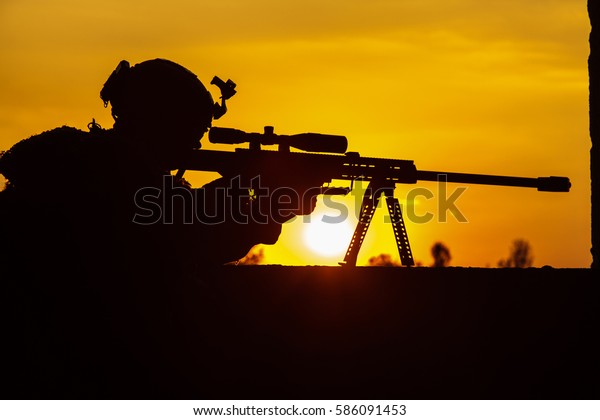 Un Francotirador Del Ejercito Con Rifle Foto De Stock Editar Ahora