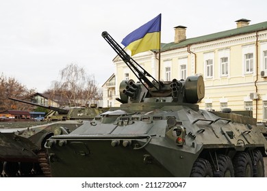 Transporte y tanque de tropas del ejército con bandera ucraniana, concepto de crisis de guerra Ucrania-Rusia, Kiev