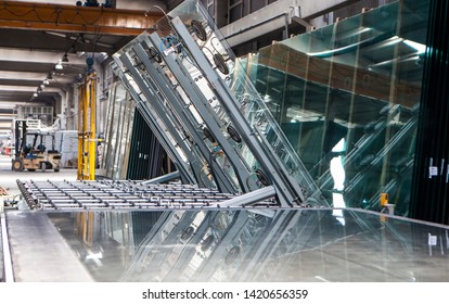 arrangement of large glass slices in a glass window manufacturing factory