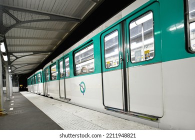 Arrival Of A Parisian Subway In A Parisian Metro (metropolitain) Station (Passy, Line 6) In Paris, France On September 16, 2022.