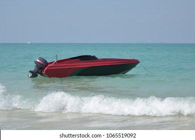 Arrow Dynamic Reduce Friction Design Racing Boat On The Sea