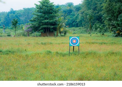 Arrow Target Board, Red Bulls Eye On A Dart Bard