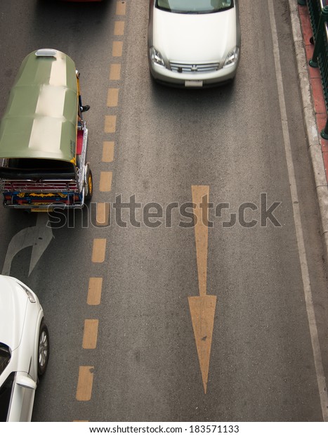 The arrows on\
the road to a path in the\
car.