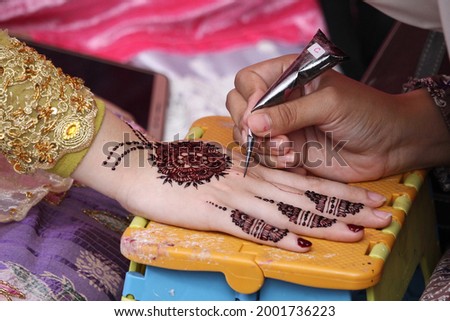 The art of drawing on the skin of the hands or feet is called henna, commonly used at weddings to beautify the bride. decorated with floral ornaments.