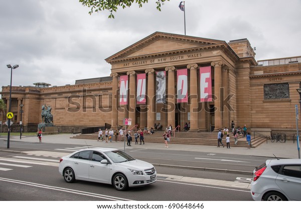 Art Gallery of New South Wales and tourists in\
Sydney, Australia/Art Gallery of New South\
Wales/SYDNEY,NSW,AUSTRALIA-NOVEMBER 19,2016: Art Gallery of New\
South Wales and tourists in Sydney,\
Australia.