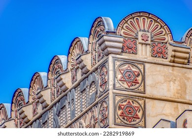 Estrella de David de estilo Art Nouveau en la fachada de la sinagoga de la calle Kazinczy