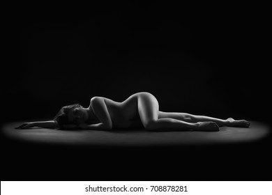 искусство ню идеальный обнаженное тело сексуальная женщина на темном фоне, черно-белая фотография студия выстрел