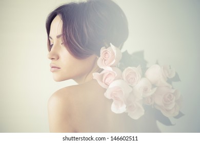 バラの花を持つ魅力的な若い女性のアート写真