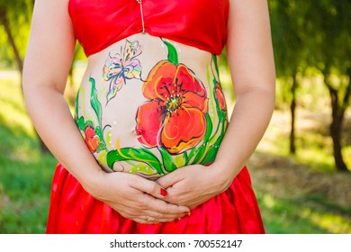 The artist painted flowers the belly pregnant women  On the body the woman painted poppies