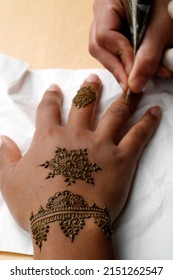 Artist Painting Traditional Arabic Henna Tattoo On Woman Hand. 