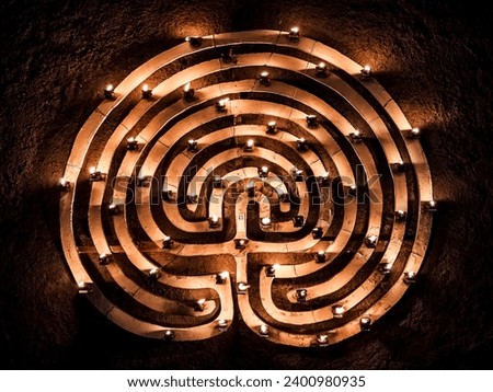 an artistic representation, made using lights and shadows, which forms a labyrinth