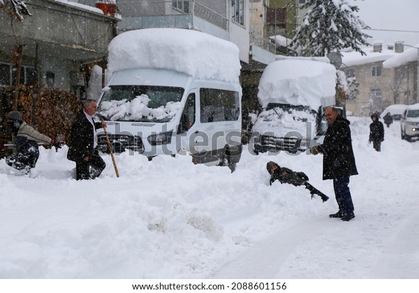 Savşat ,Artvin,12-08-2017 Turkey .drivers
struggling with heavy
snowfall