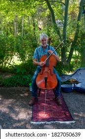 Ashland, Oregon - September 09, 2015: Musician Playing The Cello For Tourists In Lithia Park During The Ashland Oregon Shakespeare Festival.