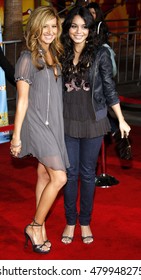 Ashley Tisdale y Vanessa Hudgens en el estreno del DVD de "High School Musical 2: Edición Extendida" realizada en el Teatro El Capitan en Hollywood, EEUU el 19 de noviembre del 2007.