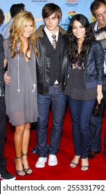 Ashley Tisdale, Zac Efron y Vanessa Anne Hudgens asisten al estreno de DVD de "High School Musical 2: Edición Extendida" realizada en el Teatro El Capitan en Hollywood el 19 de noviembre del 2007. 