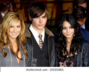 Ashley Tisdale, Zac Efron y Vanessa Anne Hudgens asisten al estreno de DVD de "High School Musical 2: Edición Extendida" realizada en el Teatro El Capitan en Hollywood el 19 de noviembre del 2007.