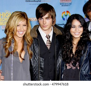 Ashley Tisdale, Zac Efron y Vanessa Hudgens en el estreno de DVD del "High School Musical 2: Edición Extendida" realizada en el Teatro El Capitan en Hollywood, EEUU el 19 de noviembre del 2007. 