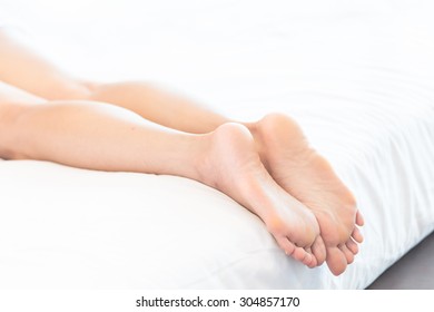 Foot side. Ноги лёжа босиком. Ноги лежа босиком на кровати. Босые ножки девушек на кровати. Ноги женские лёжа босиком.