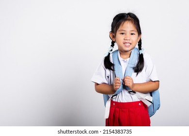 Asiatischer, bezaubernder Kleinkind, der glücklich lächelt und studentisch thailändischer, einheitlicher roter Rock im Studioaufnahme einzeln auf weißem Hintergrund steht, Portrait kleine Kinder Mädchen Vorschule, Happy Child Zurück zur Schule