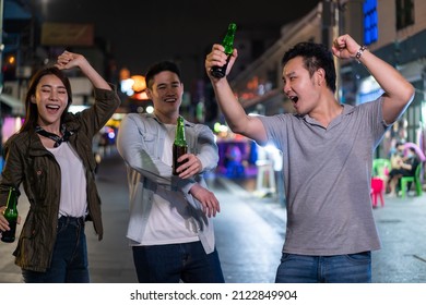 Asian Attractive People Drinking Alcohol With Friends And Having Party. Group Of Tourist Traveler Travel In City Spend Time On Holiday Vacation Together, Dancing And Hangout Party At Night On The Road