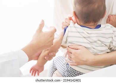 Asian baby being injected at the examining room - Shutterstock ID 2194142401