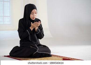 Asian Beautiful Muslim Woman Praying On Stock Photo 1884560611 ...