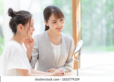 Asian Beauty Advisor Working Image