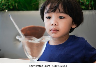 Asian Boy Eating Ice Cream, Eat Dessert Background