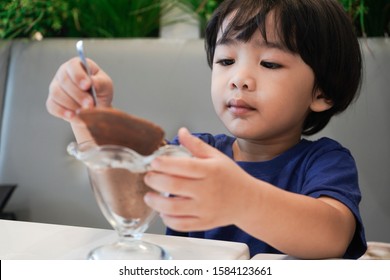 Asian Boy Eating Ice Cream, Eat Dessert Background