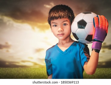 絵のポーズを取るサッカーボールを持つ少年写真素材 Shutterstock