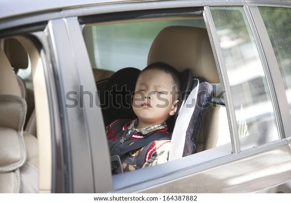asian boy sleep in car\
with safety belt
