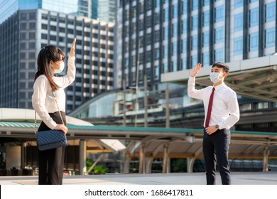 Hombre y mujer de negocios asiático saludan y dicen adiós con colega de negocios y con máscara de paro distancia de 1 metro protección de los virus COVID-19 para distanciamiento social por riesgo de infección 