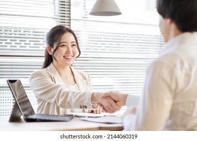 Asian Business Person Who Closes A Business And Shakes Hands