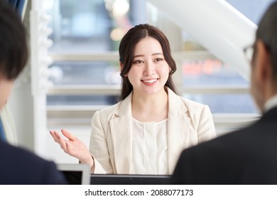 Asian Business Woman Explaining At A Meeting