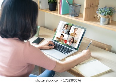 Asiatische Geschäftsfrau spricht mit Kollegen-Team über Plan in Video-Konferenz. Gruppe multiethnischer Geschäftsleute, die Computer für Online-Treffen auf Videokonferenz nutzen.Intelligente Arbeit von zu Hause aus.