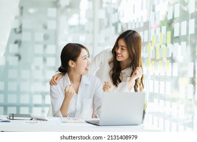 Asian Business Woman Workers With Female Leader, Coach Giving High Five At Company Meeting,business Team Celebrating Achievement, Corporate Success Of Teamwork, Team Building Activity.