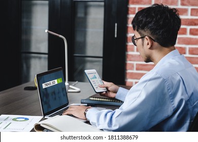 asiatischer Geschäftsmann, der den Geschäftsplan und die Prognose für 2021 ansieht, entwickelt sich mit Laptop am Schreibtisch.digitaler Workflow Online Business Lifestyle-Konzept