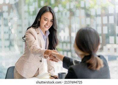 Asian businesswoman shaking hands to congratulate success.