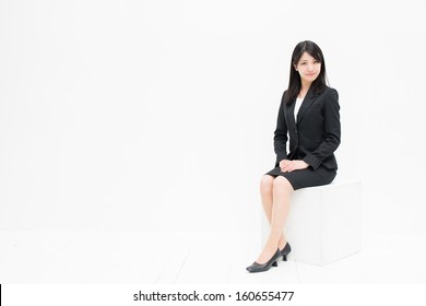 女性 スーツ 座る 全身 の画像 写真素材 ベクター画像 Shutterstock