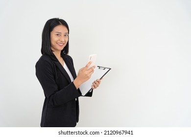 Asian Businesswoman Smiling And Holding Smartphone. Beautiful Asian Woman Standing With Crossed Arms.  Female Portraits. Bank Staff, Accountant, Administration, Officer