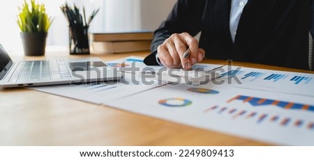 Asian businesswomen think with a calculator against data and statistics on graphs and charts. Analyze profits, income, and average turnover concepts of financial management. Foto stock © 