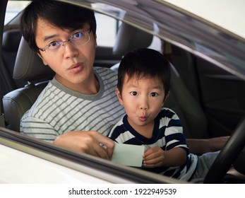 Asian Child Boy And Father Inside Car With Happy Smiling And Wow Face, Showing Card. Concept Of Car Rental, Sale Shopping, Credit Card Advertising. 